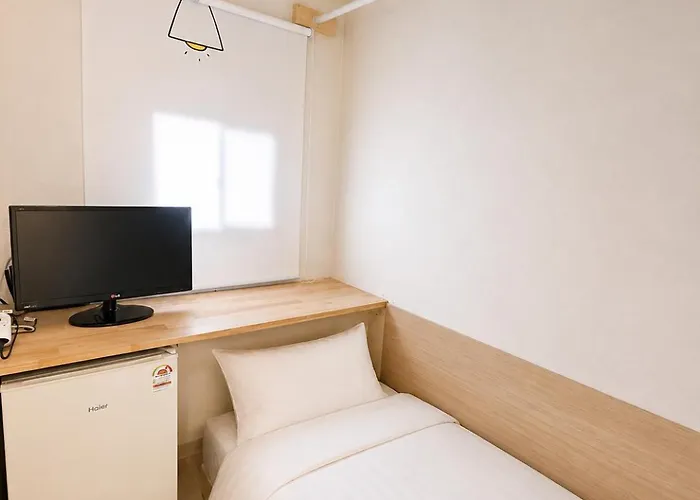 402,20 Minutes To Gangnam Hongdae, Guesthouse, Single Room,itaewon, Shared Bathroom, *