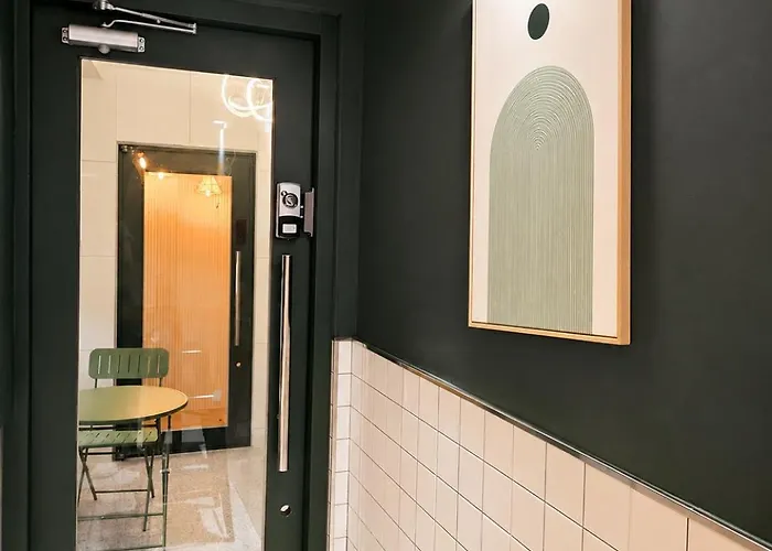 402,20 Minutes To Gangnam Hongdae, Guesthouse, Single Room,itaewon, Shared Bathroom, *