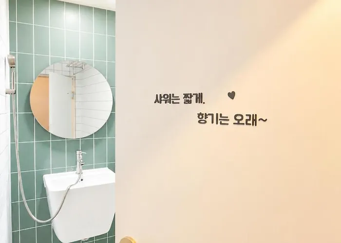402,20 Minutes To Gangnam Hongdae, Guesthouse, Single Room,itaewon, Shared Bathroom, 아파트 *