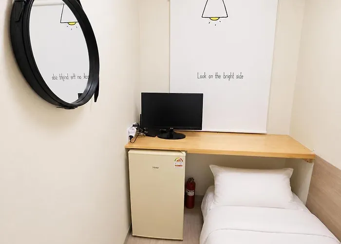 402,20 Minutes To Gangnam Hongdae, Guesthouse, Single Room,itaewon, Shared Bathroom, 아파트